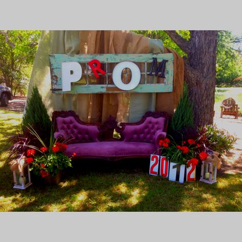 Would be cute. Prom Picture Props Ideas, Prom Photoshoot Backdrop Ideas, Prom Picture Backgrounds, Prom Props For Pictures, Prom Shoot, Prom Things, Kimberly Stewart, Prom Props, Prom Pictures Group