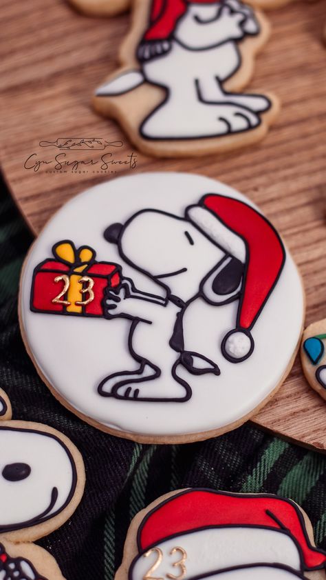 Snoopy Christmas custom sugar cookies Snoopy Cookies, Custom Sugar Cookies, Christmas Snoopy, Snoopy Birthday, Cookies Sugar, Sugar Cookie Royal Icing, Thanksgiving Cookies, Peanuts Christmas, Christmas Custom