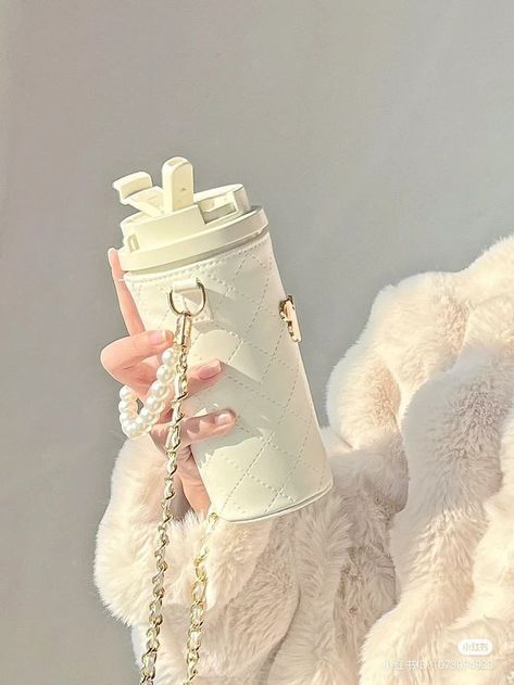 Bottle Aesthetic, Fancy Water Bottles, Stylish Water Bottles, Trendy Water Bottles, Cute Coffee Cups, Cute Water Bottles, Pretty Mugs, Pink Girly Things, Girly Accessories