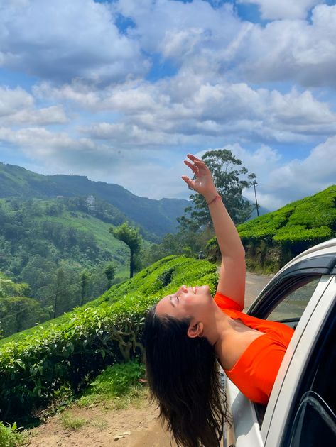 munnar kerala travel Ooty Photography Poses, Kodaikanal Outfit Ideas, Kerala Travel Outfit, Hill Station Couple Photos, Valparai Photography, Munnar Outfit Ideas, Kerala Photoshoot Ideas, Road Trip Photography Ideas, Mountain Aesthetic Pictures