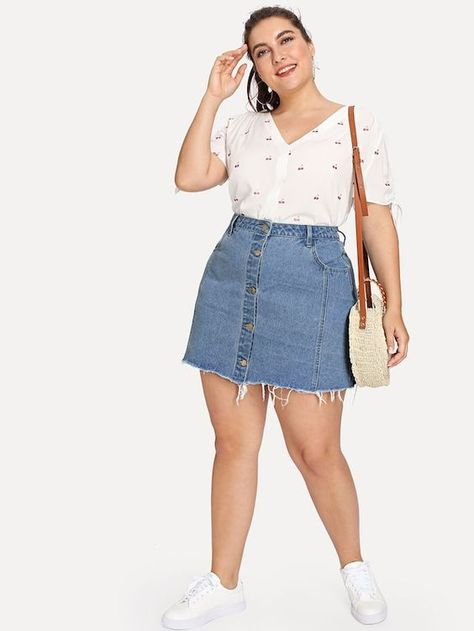 be53ee61104935234b174e62a07e53cfdesc41466605ri Outfits Gorditas, Denim Skirt Outfits, Chubby Fashion, Look Plus Size, Skirt Denim, Cooler Look, Skirt Mini, Plus Size Fashion For Women, Jeans Rock