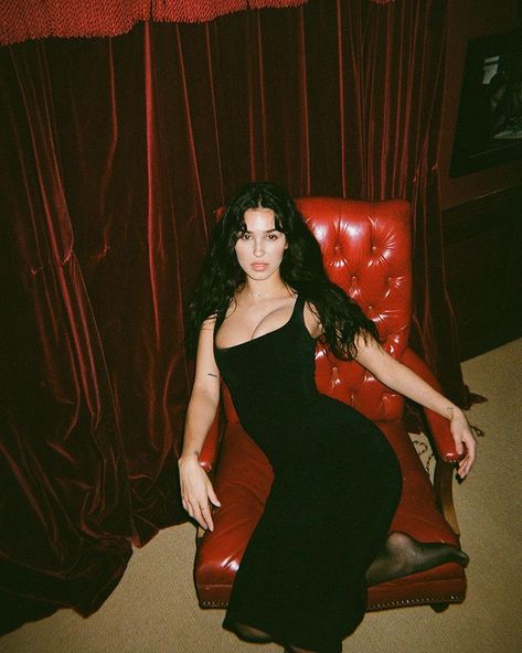 Black Dress Aesthetic, Dark Dress, Dark Feminine Aesthetic, Photoshoot Concept, Dress Aesthetic, Instagram Photo Inspiration, Feminine Aesthetic, Madison Beer, Instagrammer