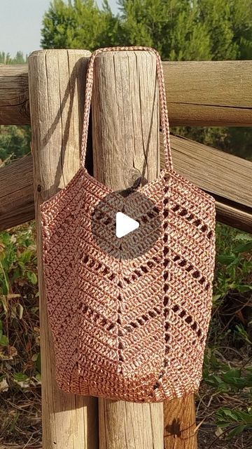 CROCHET YUTE RAFIA on Instagram: "Bolso tejido con raffia   Video tutorial en mi canal ▶️YouTube: Corazón de lana  Link en el Bio 👆  Rafia @lanadecoro.es  #raffiabag #bolso #bolsodeplaya #shopper #bolsored #basecuadrada #bolsodeganchillo #baglovers #crochet #bolsos #ganchillo #raffia  #puntocrochet #crochetpattern #diy #tejer #bag #сумки #сумкисвоимируками #крючком  #tejeracrochet #tutorial  #pasoapaso #tejeracrochet #сумкаизквадратов #grannybag #авоськаизрафии #bolsoverano" Rafia Bag, Raffia Bag, August 28, Video Tutorial, Crochet Patterns, Crochet, On Instagram