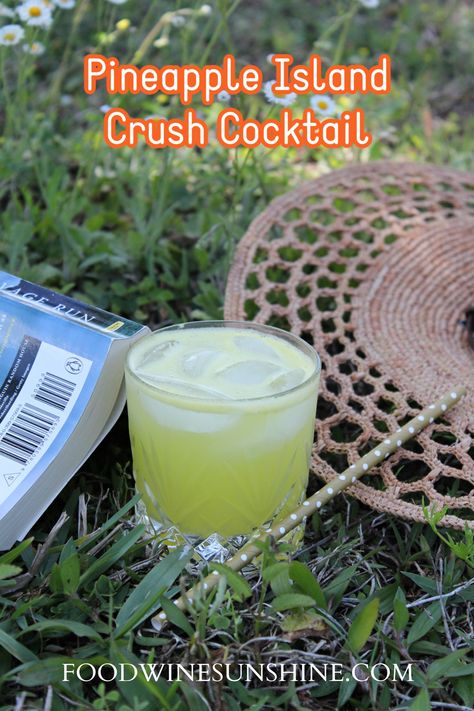 Pineapple Island Crush Cocktail Crush Cocktail Recipes, Wine Cocktail Recipes, Pineapple Vodka, Strong Cocktails, Pineapple Cocktail, Cooking Challenge, Best Cocktail Recipes, Cocktail Bars, Fresh Pineapple