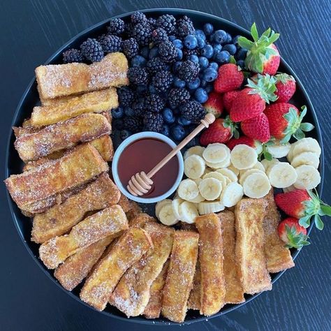 Cafe Plants, Breakfast Platter, Party Food Platters, Charcuterie Recipes, Food Goals, Fruit Platter, Food Platters, Charcuterie Boards, Cinnamon Sugar