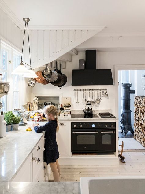 A Swedish home with a charming blend of rustic and elegant style Swedish Kitchen, English Cottage Decor, Swedish Cottage, Sweden House, French Apartment, Swedish House, Vacation House, Best Kitchen Designs, Scandinavian Living