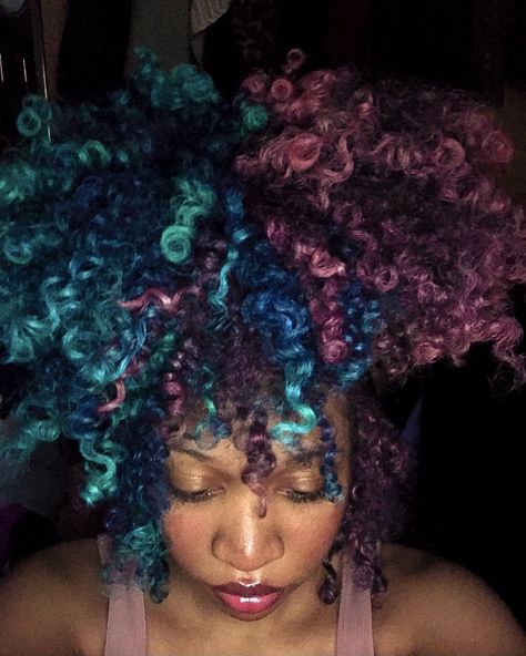 Nail References, Pink And Blue Hair, Two Toned Hair, Dyed Curly Hair, Dyed Hair Blue, Highlights Curly Hair, Curly Weave Hairstyles, Colored Curly Hair, Dye Ideas