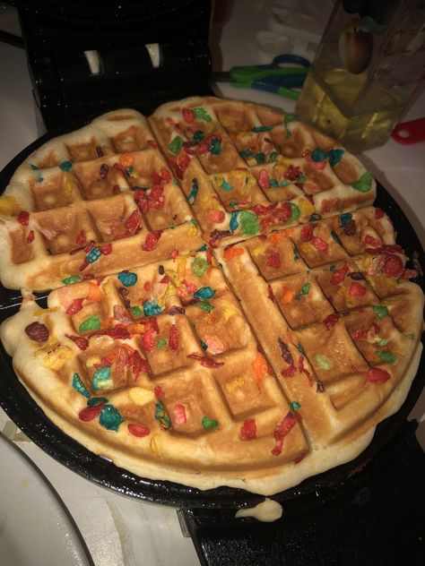 Fruity Pebbles Waffles, Bussin Food, Oreo Crunch, Food Rainbow, Breakfast Brunch Party, Decorating Desserts, Fruity Pebble, Aesthetic Foods, Pretty Desserts