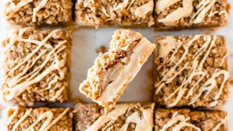 Easy Apple Pie Bars with Vanilla Shortbread Crust Easy Apple Pie Bars, Chocolate Pumpkin Bread, Easy Thanksgiving Dessert Recipes, Vanilla Shortbread, Popular Pies, Fruit Bars, Apple Coffee Cakes, Cinnamon Crumble, Apple Pie Bars