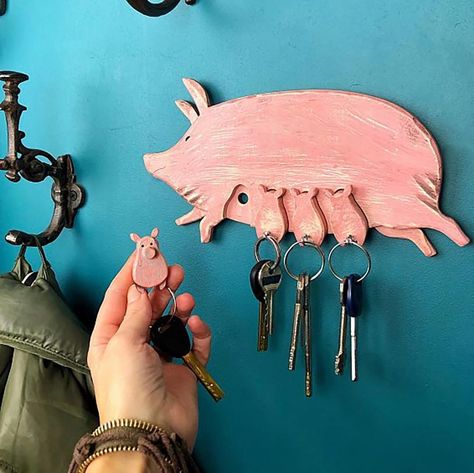 Pig Wall Art, Pig Decor, Wall Art Rustic, Cute Pig, Home Diy Projects, Diy Projects On A Budget, Cute Pigs, Rustic Wall, Rustic Wall Decor