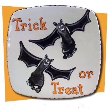 Bat feet! Footprint Bats, Footprint Plate, Simple Halloween Crafts, Halloween Pottery, Toddler Craft, Flying Bats, I Love Halloween, Footprint Crafts, Carte Halloween