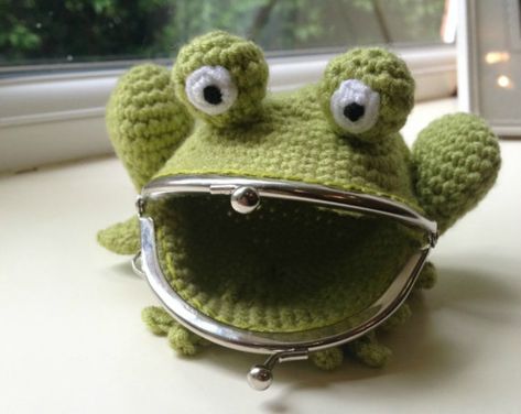 Frog Coin Purse - Creative And Easy To Follow Crochet Pattern Frog Coin Purse, Frog Purse, Coin Purse Crochet Pattern, Colourful Crochet, Coin Purse Pattern, Crochet Coin Purse, Purse Crochet, Knit Purse, Crochet Dog Patterns