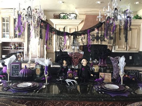 A Little Gothic Style for Halloween in Purple and Black - Purple Chocolat Home Purple Halloween Decorations, Halloween Happy Hour, Vampire Diaries Party, Gothic Tea Party, Gothic Couple, Victorian Party, Gothic Holiday, Dinner 2023, Halloween Charcuterie