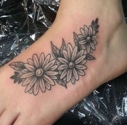 Daisy Arm Tattoos For Women, Daisy Foot Tattoos For Women, Sunflower Foot Tattoos For Women, Daisy Foot Tattoo, Daisy Knee Tattoo, Butterfly And Daisy Tattoo, Mums Tattoo, Sunflower Foot Tattoos, Daisy Tattoos