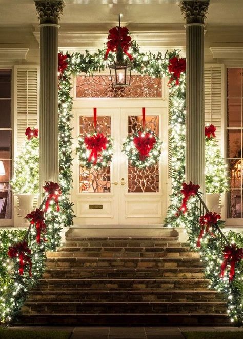 Outdoor Christmas Lights Diy, Porch Christmas Lights, Diy Christmas Light Decorations, Outdoor Christmas Decorations Yard, Christmas Lights Outside, Diy Christmas Lights, Christmas House Lights, Christmas Front Porch, Christmas Porch Decor