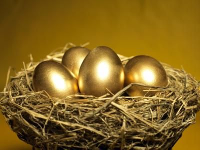 Create golden accessories for your interior designs with this Gold Leafing Tutorial! Eurythmics Sweet Dreams, Lingot D'or, The Golden Goose, Golden Egg, Money Spells, Gold Aesthetic, All That Glitters, Spring Cleaning, Stock Market