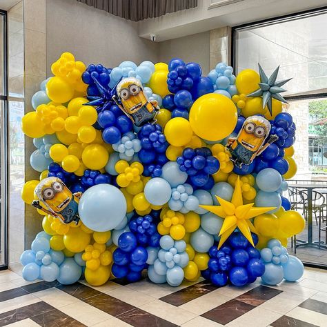 Surprise your minion lover with our super cute Minion-themed balloon wall! Perfect for bringing smiles and joy to your Minion celebration. 🎈💛 Minion Balloon Garland, Minion Balloons Decorations, Minions Decorations, Minions Birthday Party Decorations, Minion Balloons, Minions Birthday Theme, Minion Decorations, Golden Birthday Parties, Boys 1st Birthday Cake