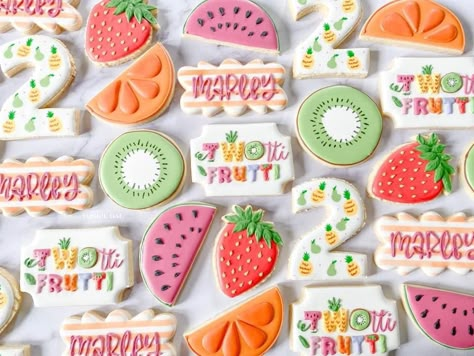 Twotti Fruity Outfit, Twotti Fruity Cookies, Twootie Fruity Party, Fruit Cookies Decorated, Twotti Fruity Birthday Cake, Twotii Fruitii, Twotti Fruity Party, Twotti Fruitti, Birthday Themes For Girls