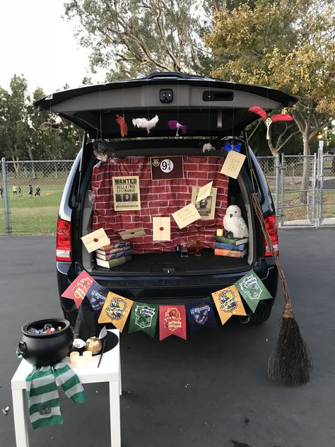 Harry Potter Trunk or Treat idea Harry Potter Trunk Or Treat, Harry Potter Trunk, Trunker Treat Ideas, Harry Potter Party Decorations, Trunk Or Treat Ideas, Cumpleaños Harry Potter, Halloween Decor Diy, Theme Harry Potter, Diy Halloween Decor