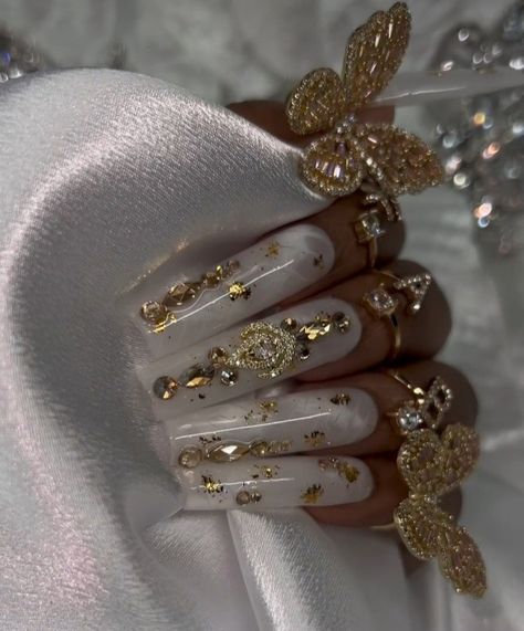 Wedding Ideas Nails, Champagne Rhinestone Nails, White And Gold Quince Nails, Gold And White Nails Acrylic, Champagne Acrylic Nails, Gold Nails With Rhinestones, Gold Charm Nails, Champagne Nails Acrylic, Gold Quince Nails