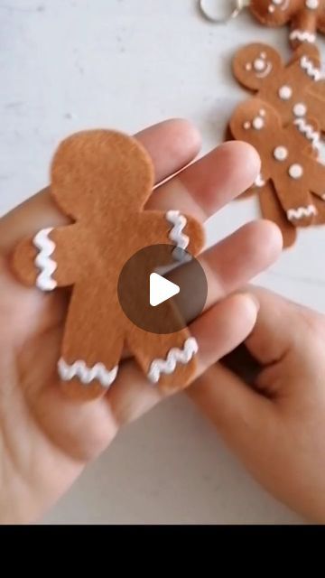 No Sew Gingerbread Man, Gingerbread Man Felt Pattern, Gingerbread Man Garland Diy, Gingerbread Felt Ornaments Diy, Felt Gingerbread Man Ornaments, Diy Felt Gingerbread Man, Felt Sewing Projects Free Pattern, Diy Gingerbread Man Crafts, Gingerbread Man Ornaments Diy