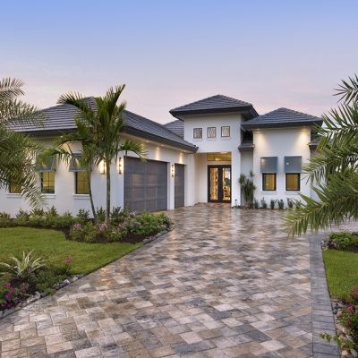 Mediterranean Modern Homes, Florida Homes Interior Design, Florida House Exterior, West Indies House, Stucco Design, Front Walkways, Florida Homes Exterior, Florida Style Homes, Florida House Plans