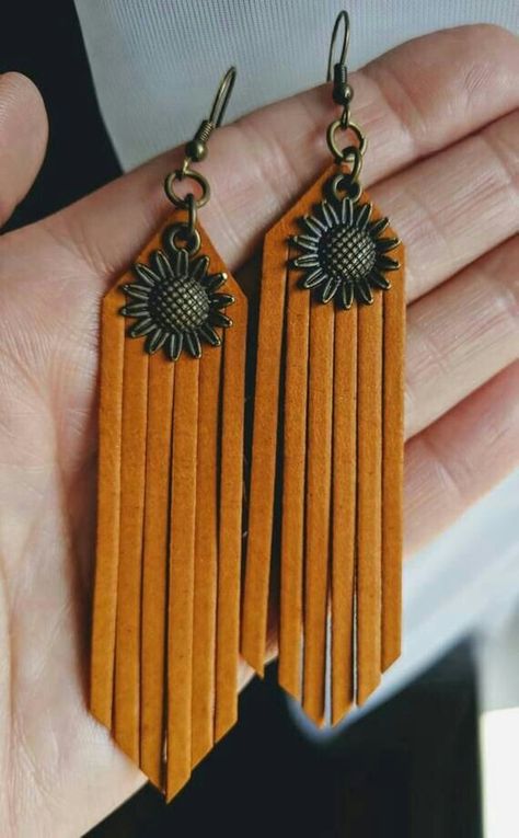 Diy Leather Earrings, Leather Jewelry Diy, Diy Jewelry Earrings, Leather Jewellery, Leather Crafts, Rustic Jewelry, Homemade Jewelry, Leather Fringe, Diy Schmuck