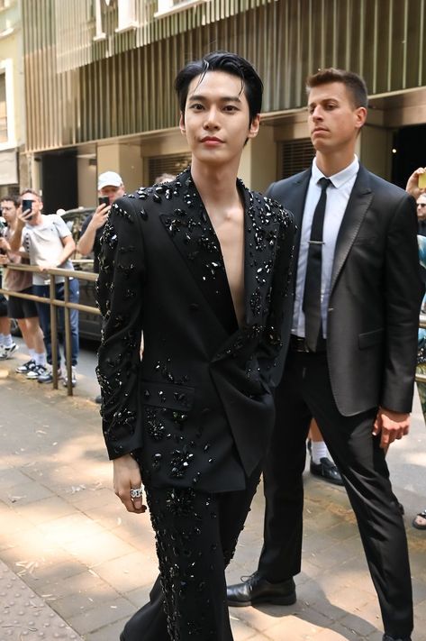 Prom Outfits For Guys, Mens Street Style Summer, Milan Fashion Week Men, Formal Attire For Men, Prom For Guys, Black Outfit Men, Glamour Outfit, Famous Outfits, Model Outfit