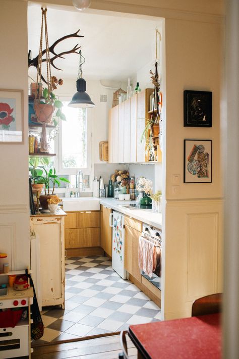 Long Kitchen Counter, Artsy Homes, Artsy Home, From Paris With Love, Paris Kitchen, Long Kitchen, Cosy Kitchen, Tiny House Interior, Pretty Decor