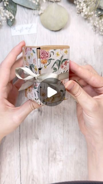 Tiny Paper Bag Diy, Paper Packets Diy, Gift Packing With Paper, Make Gift Box Ideas, Origami Gift Box Tutorial, Diy Small Box For Gift, Katharina Tarta Crafts, Diy Boxes For Gifts, How To Make Boxes For Gift