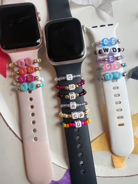 Apple Watch Friendship Bracelet, Eras Tour Watch Party Ideas, Cute Clay Bead Bracelet Ideas Taylor Swift, Taylor Swift Watch Party Ideas, Taylor Swift Themed Crafts, Taylor Swift Rings, Braiding Bracelets, Music Inspired Jewelry, Bracelets Taylor Swift