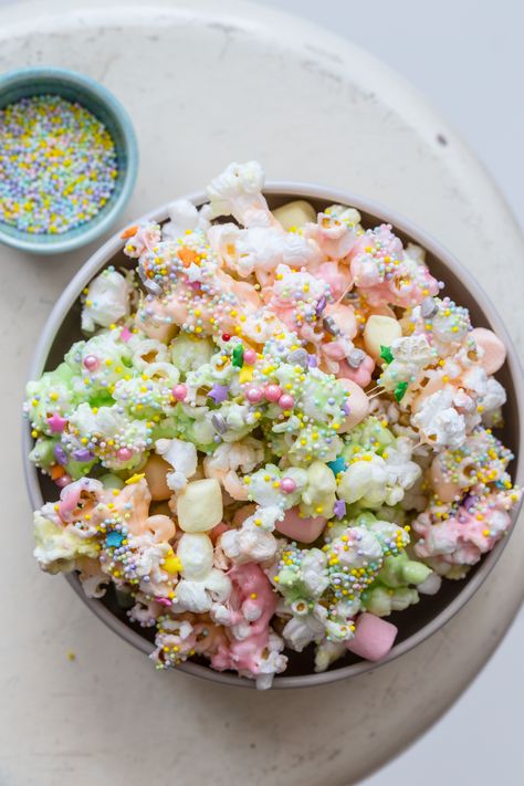 Unicorn Popcorn, Holidays Treats, Unicorn Party Food, Marshmallow Popcorn, Fruity Snacks, Campfire Marshmallows, Cream Corn, Popcorn Treats, Pastel Cupcakes