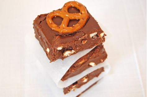 Chocolate Pretzel Fudge... salty and sweet together... oh yum Pretzel Fudge, Mocha Fudge, Eat At Home, Fudge Easy, Chocolate Pretzels, Fudge Recipe, Homemade Candies, Semi Sweet Chocolate Chips, Milk Chocolate Chips