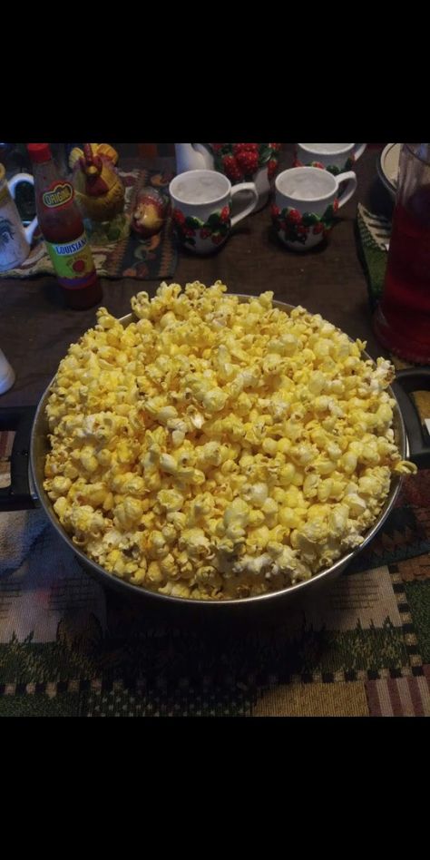 Movie Theatre Popcorn, Princess Snacks, Theatre Popcorn, Popcorn Ideas, Popcorn Butter, Snack Aesthetic, Bowl Of Popcorn, Buttery Popcorn, Movie Theater Popcorn