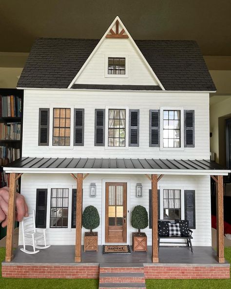 Big Doll House, Dollhouse Decorating, Victorian Porch, Diy Barbie House, Dollhouse Design, Victorian Farmhouse, Doll House Plans, Mini Doll House, Doll House Crafts