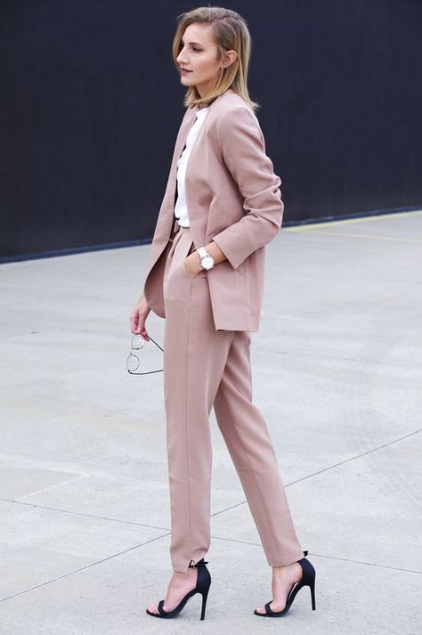 03 a dusty rose pantsuit, black heels and a white shirt for a girlish work look - Styleoholic Womens Power Suit, Suits And Sneakers, Womens Suits Business, Rock Outfit, Minimal Classic, Pink Suit, Power Suit, Looks Street Style, Professional Attire