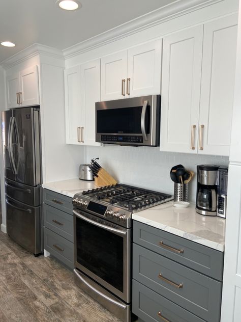 Gray Cabinets White Walls, Kitchen Cabinets White Upper Gray Lower, Two Tone Kitchen Cabinets Dark Floor, Dark Gray Lower Cabinets White Upper, Dark Bottom Cabinets White Upper, White And Dark Cabinets Kitchen, Kitchen Design White Countertops, Grey Bottom Cabinets White Top, Light Grey Bottom Cabinets White Top