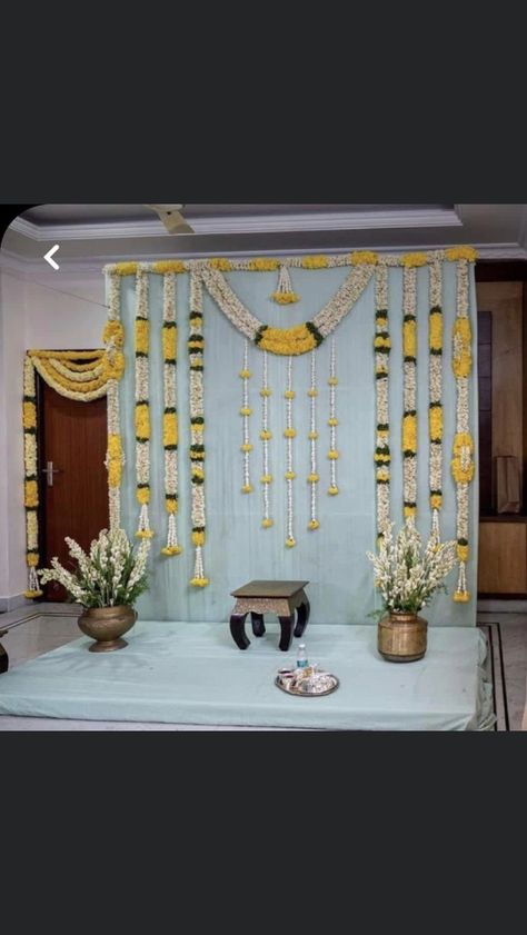 Pellikoduku Decor, Marigold Decor, Indian Baby Shower Decorations, Leaf Decor Wedding, Haldi Decoration Ideas, Indian Wedding Stage, Small Wedding Decor, Indian Baby Showers, Simple Stage Decorations