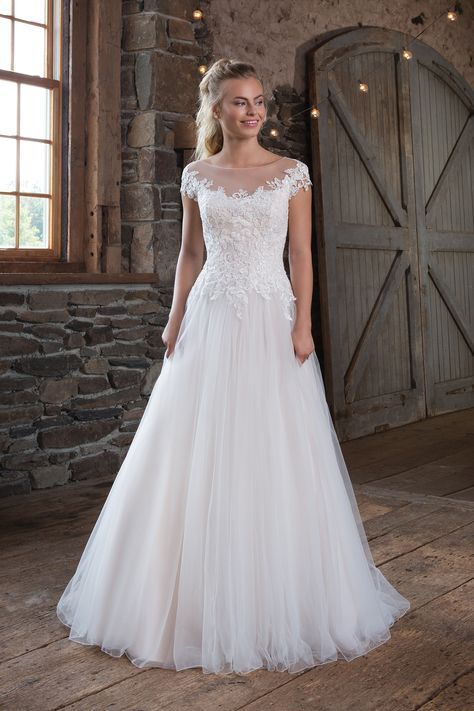 Sabrina Neckline, Wedding Dresses Under 100, Wedding Dresses Images, Boho Styl, Tulle Ball Gown, A Wedding Dress, Luxury Wedding Dress, Princess Wedding Dresses, Modest Wedding Dresses