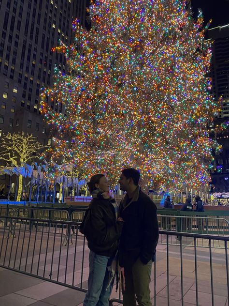 Rockefeller Tree Couple Pics, Nyc Tree Couple Pictures, New York Christmas Aesthetic Couple, Christmas Market Couple Pictures, Nyc Couple Aesthetic Winter, Couple Poses Christmas Tree, Nyc Christmas Couple, Christmas Tree Couple Pictures, Christmas Romance Aesthetic