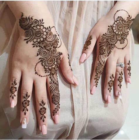 Mehndi Bail Design, Henna Finger Designs, Mehendi Designs Bridal, Forearm Henna, Henna Business, Stylish Back Hand Mehndi, Henna Design Simple, Henna Beautiful, Henna Mendhi