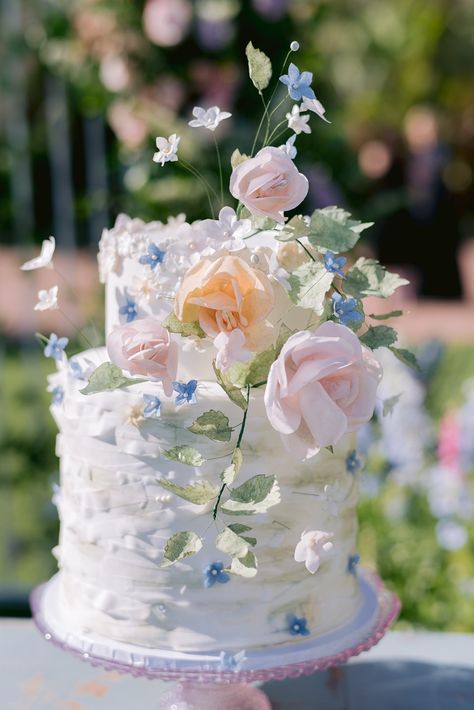 Grandmillenial Chic Wedding With Chintz, Wisteria and A Cute Bridal Headband ⋆ Ruffled Bridgerton Wedding Cake, Blue Floral Wedding Cake, Botanical Wedding Cake, Soft Pastel Wedding, Pastel Wedding Cakes, Bridgerton Wedding, Pastel Wedding Theme, Garden Chic Wedding, Floral Chintz