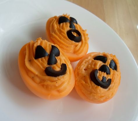 Happier Than A Pig In Mud: Jack-O-Lantern Dyed Deviled Eggs Dyed Deviled Eggs, Halloween Icing, Deep Fried Deviled Eggs, Shrimp Deviled Eggs, Pumpkin Deviled Eggs, Halloween Deviled Eggs, Fried Deviled Eggs, Instant Pot Slow Cooker, Pig In Mud