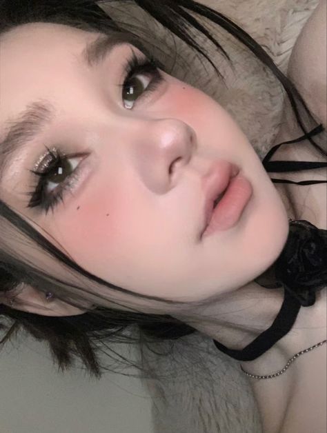 Korean Emo Makeup, Asian Goth Makeup, Emo Makeup Looks, Makeup Emo, Black Hair Makeup, Makeup Layout, Makeup Ulzzang, Makeup Douyin, Punk Makeup