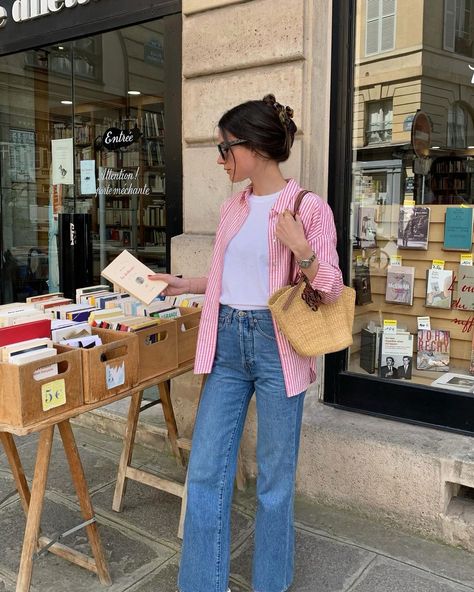 Julie (@leasy_inparis) • Instagram photos and videos Celana Jins Wanita, Summer Paris Outfits, Minimalist Outfit Casual, Minimal Chic Outfits, Pink Shirt Outfit, Parisian Style Outfit, Parisian Outfits, Cute Professional Outfits, Neat Casual Outfits