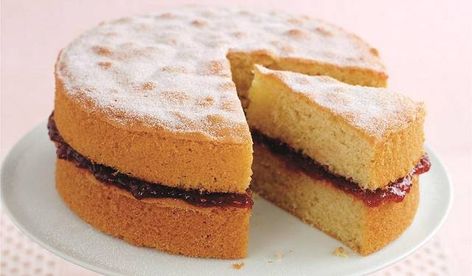 Mary Berry's Victoria Sandwich Cake Mary Berry Victoria Sponge, Mary Berry Cakes, Berry Cakes, Victoria Sandwich Cake, Victoria Sandwich, Mary Berry Recipes, Base Cake, Red Magazine, Mary Berry Recipe