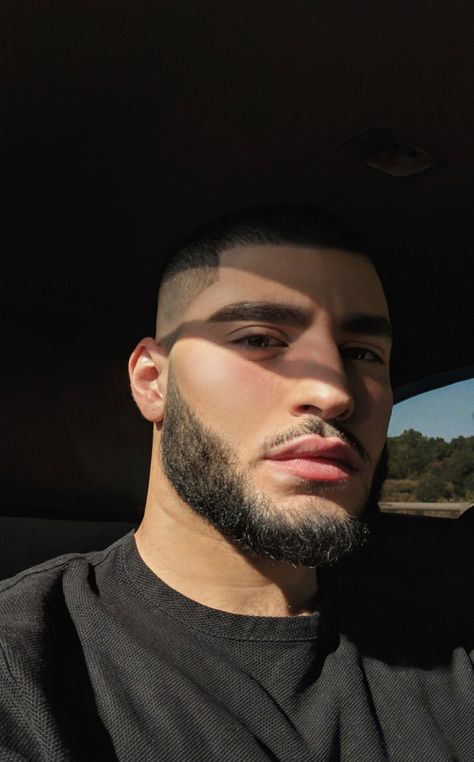 Beard For Men, Latin Boys, Maluma Haircut, Faded Beard Styles, Fade Beard, Crew Cut Haircut, Goatee Beard, Fashion Style Tips, Mohawk Hairstyles Men