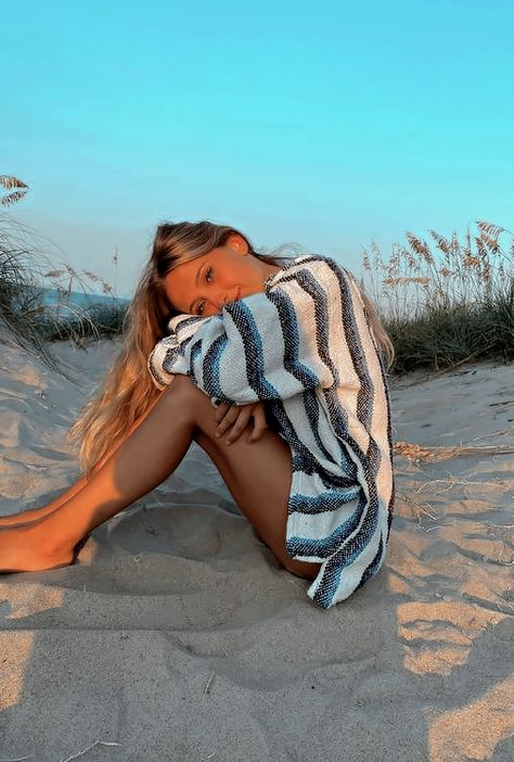 Poses For Ig, Aesthetic Beach Photoshoot, Obx Aesthetic, Beach Aesthetic Outfits, Aesthetic Beach Pictures, Summer Beach Pictures, Beach Photo Inspiration, Beach Girl Aesthetic, Poses Aesthetic