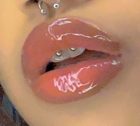 Inside Mouth Piercings, Persings Lip, Piercings Mouth Smiley, Smiley Piercing Aesthetic, Lip Peircings Women Aesthetic, Smiley Piercing Rings, Smiley Piercing Jewelry, Baddie Piercings, Angel Fangs Piercing Lip