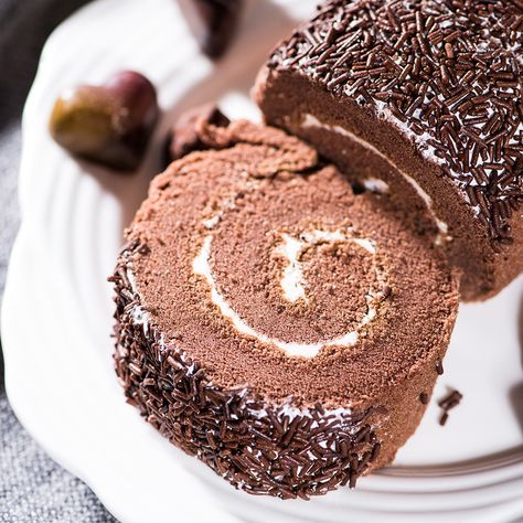 chocolate joconde cake recipe Jaconde Sponge, Swiss Roll Cakes, Sugar Geek, Roll Cakes, Swiss Roll Cake, Types Of Desserts, Chocolate Roll, Wedding Cake Recipe, Mirror Glaze